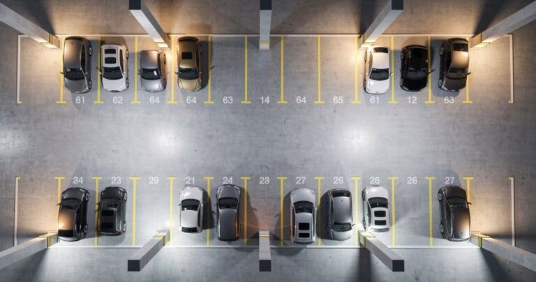Parking souterrain urbain avec places numérotées et éclairage artificiel